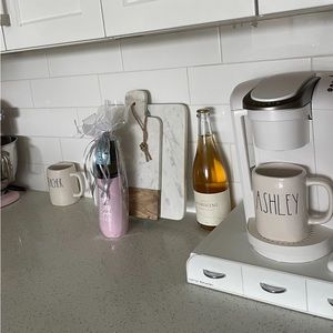 White keurig coffee maker. Gently used, excellent condition.